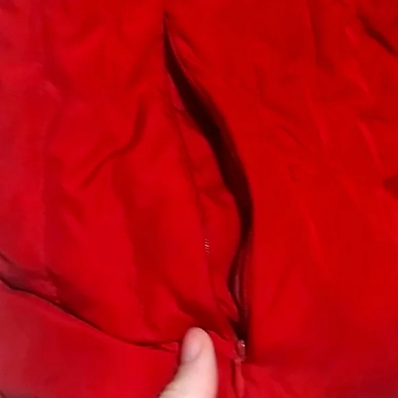 Women's red vest. - Picture 3 of 8